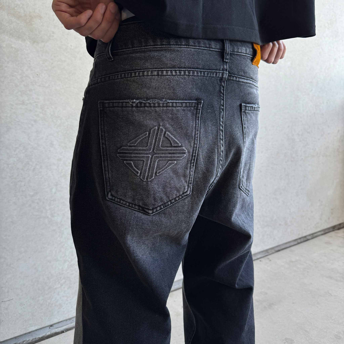 Star Denim Phantom Black, Nahaufnahme der Hintertasche mit geprägtem Logo