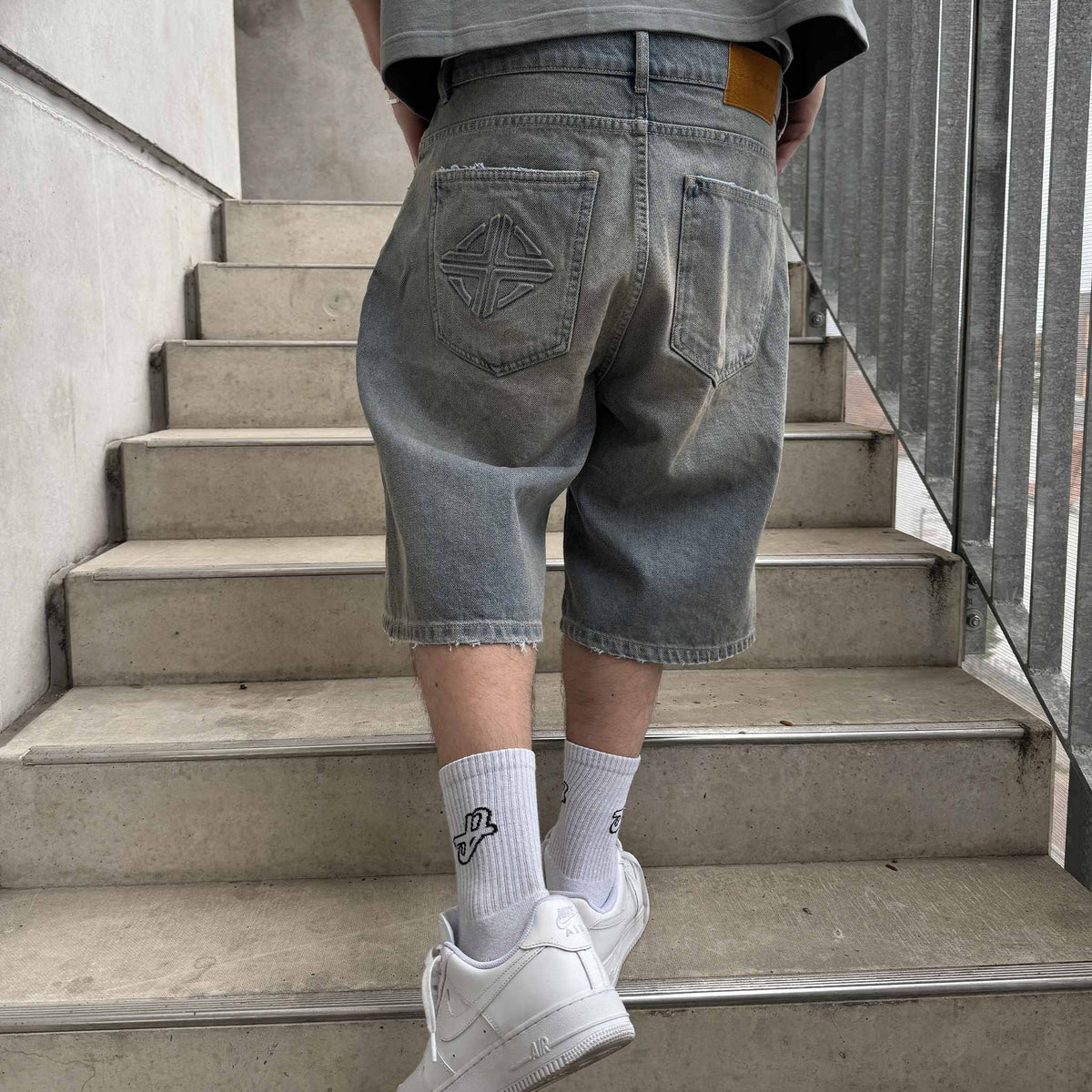 Star Denim Jorts Sahara Sky am Model, Rückansicht auf der Treppe