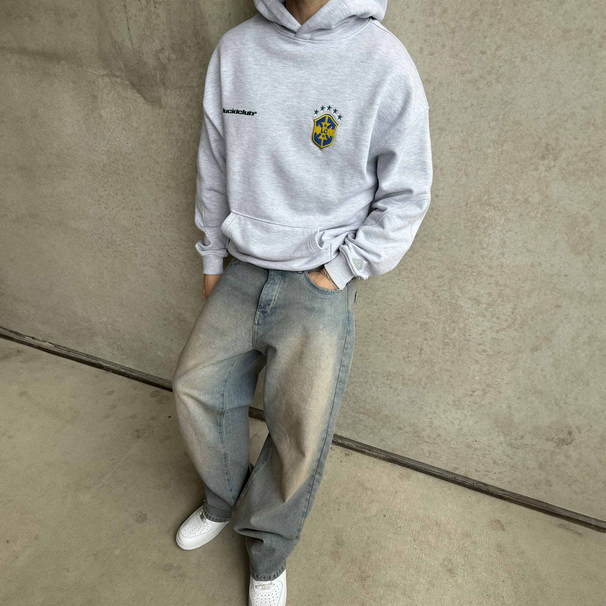 Star Denim Sahara Sky am Model, Outfit mit grauem Hoodie