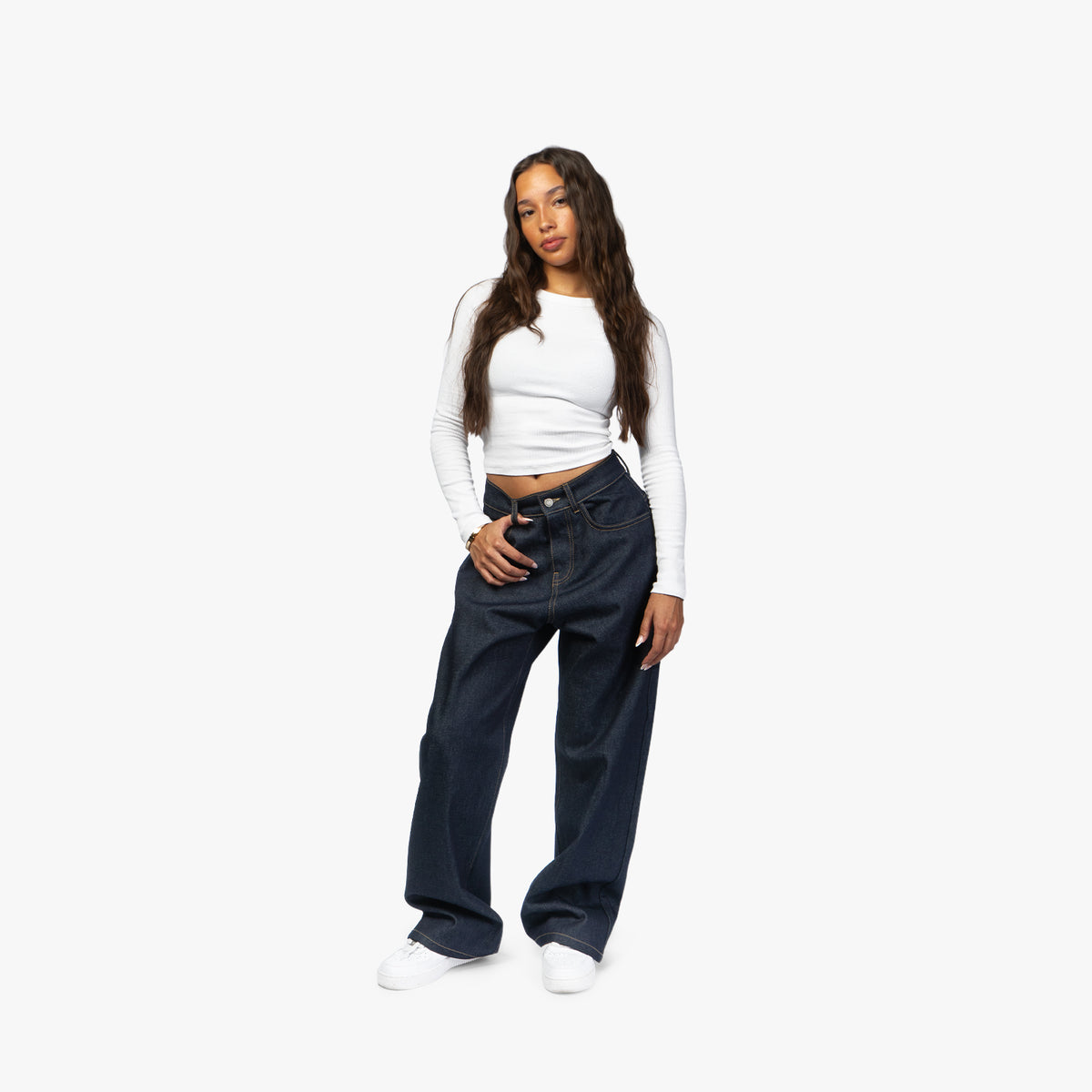 Star Denim Raw Blue am weiblichen Model mit weißem Longsleeve