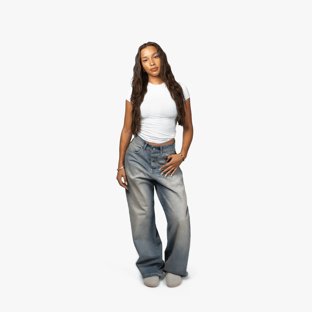 Star Denim Sahara Sky am weiblichen Model, Vorderansicht mit weißem Top