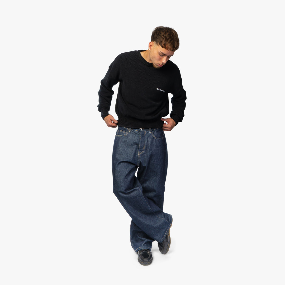 Star Denim Raw Blue am Model mit schwarzem Pullover