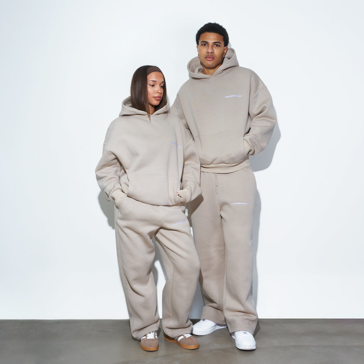 Cozy Tracksuit Cream, Hoodie und Jogginghose in Creme an zwei Models