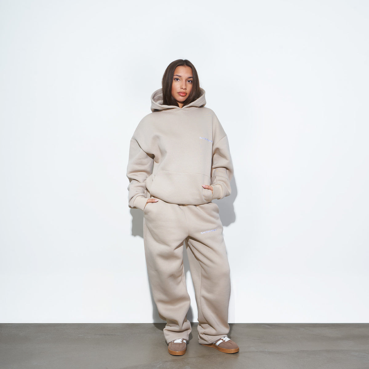 Cozy Tracksuit Cream, Hoodie und Jogginghose in Creme am weiblichen Model, Vorderansicht