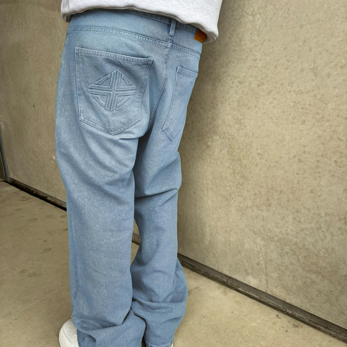 Star Denim Basic Blue am Model, Seitenansicht