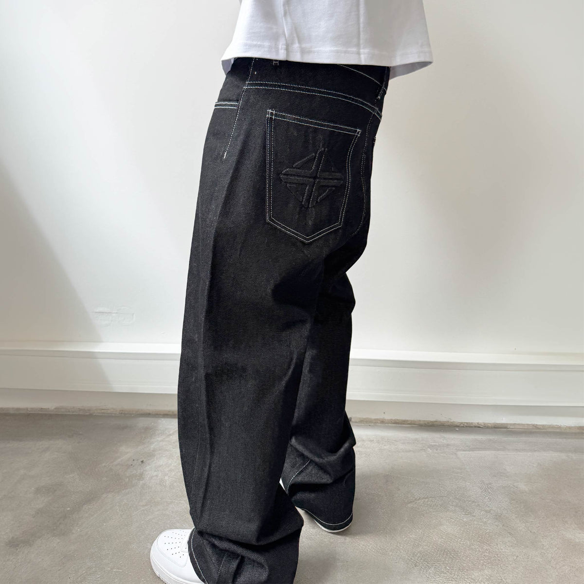 Star Denim Raw Black am Model, Seitenansicht