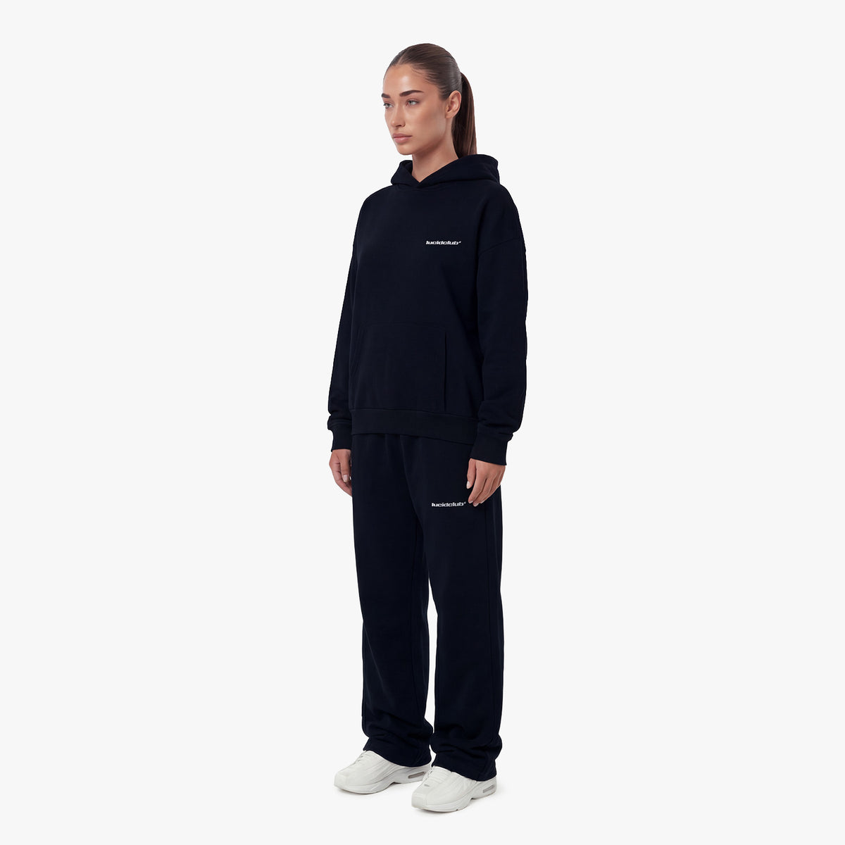Cozy Tracksuit Navy Blue am Model, 159 cm, trägt XS. Hoodie und Jogginghose in Navy Blau, Seitenansicht