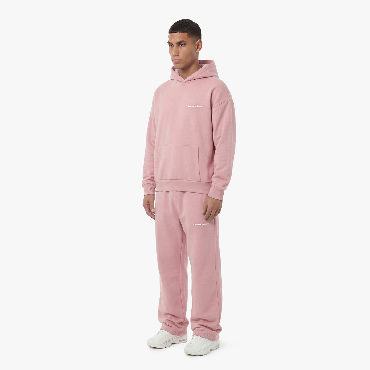 Cozy Tracksuit Pink am Model, 186 cm, trägt L. Hoodie und Jogginghose in Pink, Seitenansicht