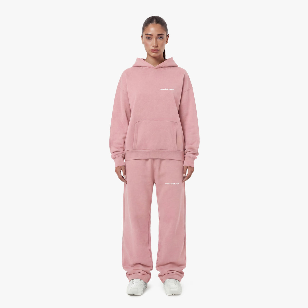 Cozy Tracksuit Pink am Model, 159 cm, trägt XS. Hoodie und Jogginghose in Pink, Vorderansicht
