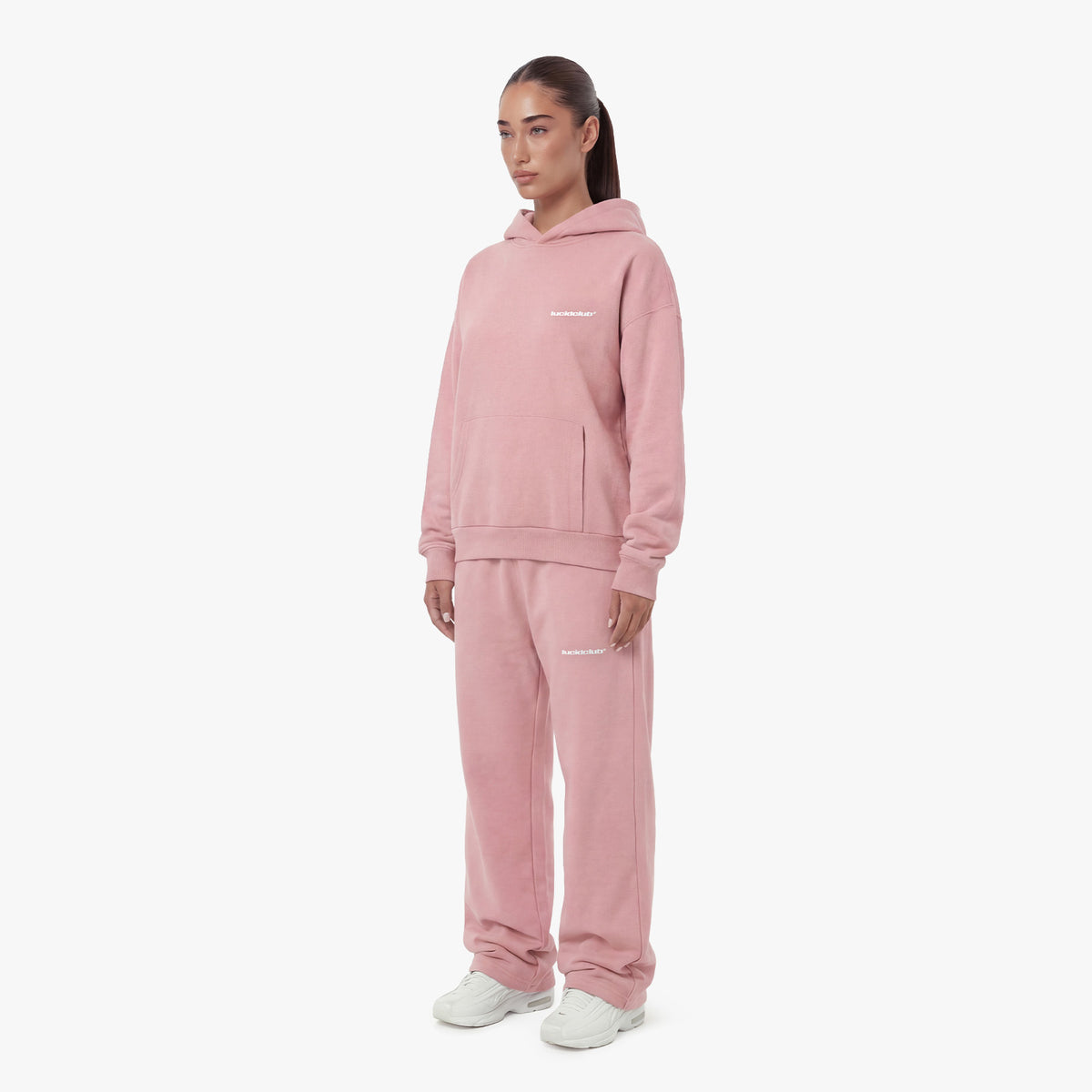 Cozy Tracksuit Pink am Model, 159 cm, trägt XS. Hoodie und Jogginghose in Pink, Seitenansicht