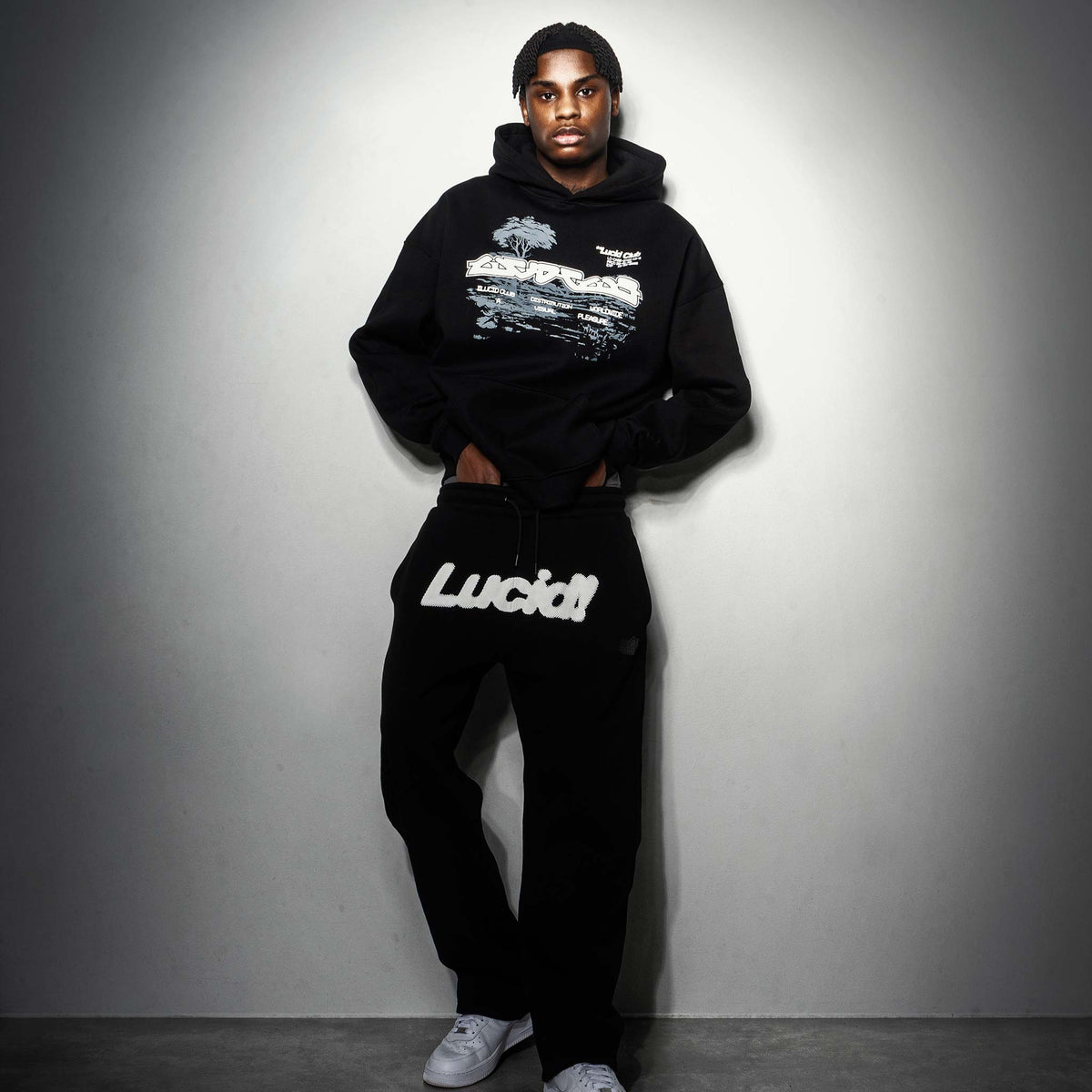 Lucid! Sweatpants Black/White am Model vor heller Wand
