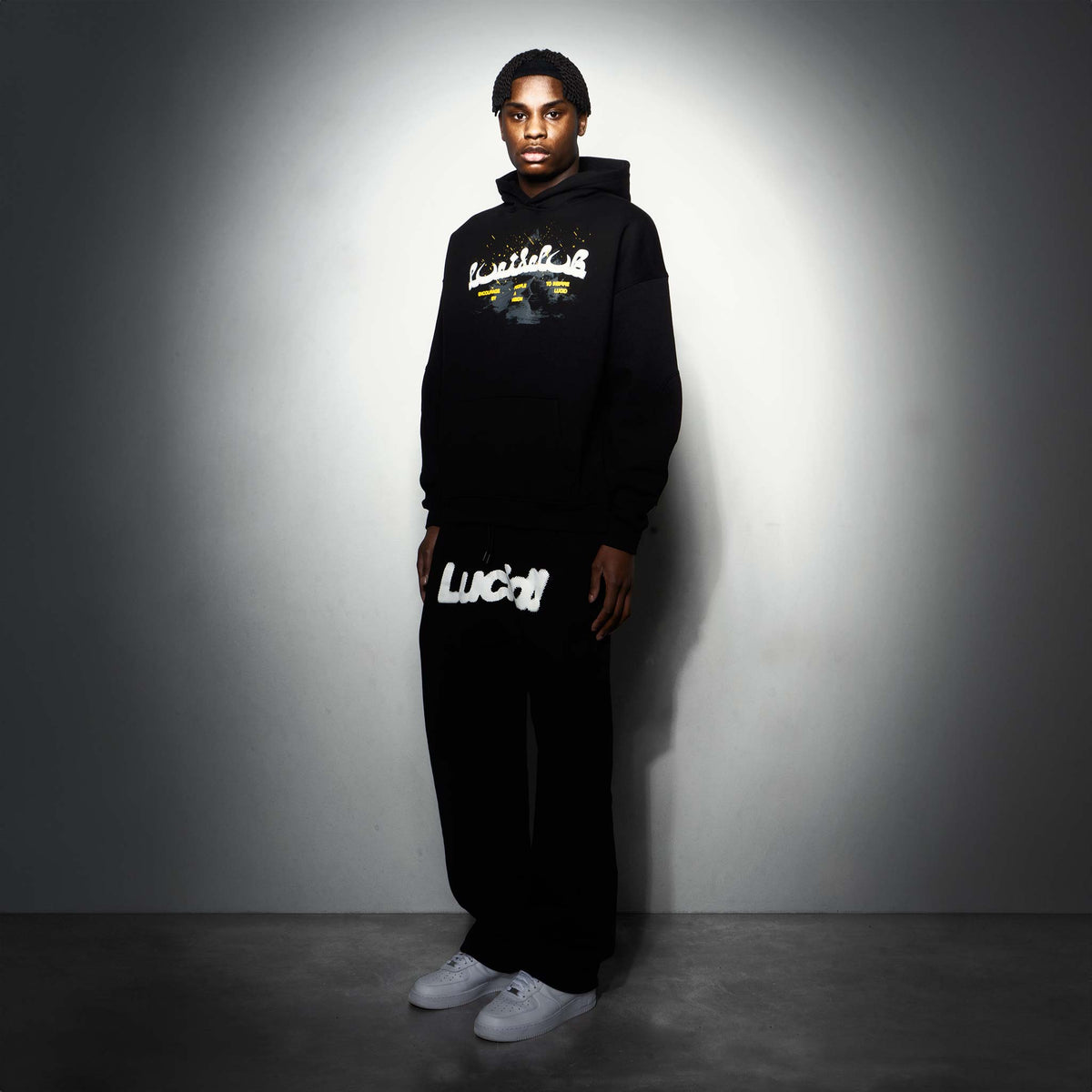 Lucid! Sweatpants Black/White am Model, Outfit mit schwarzem Hoodie