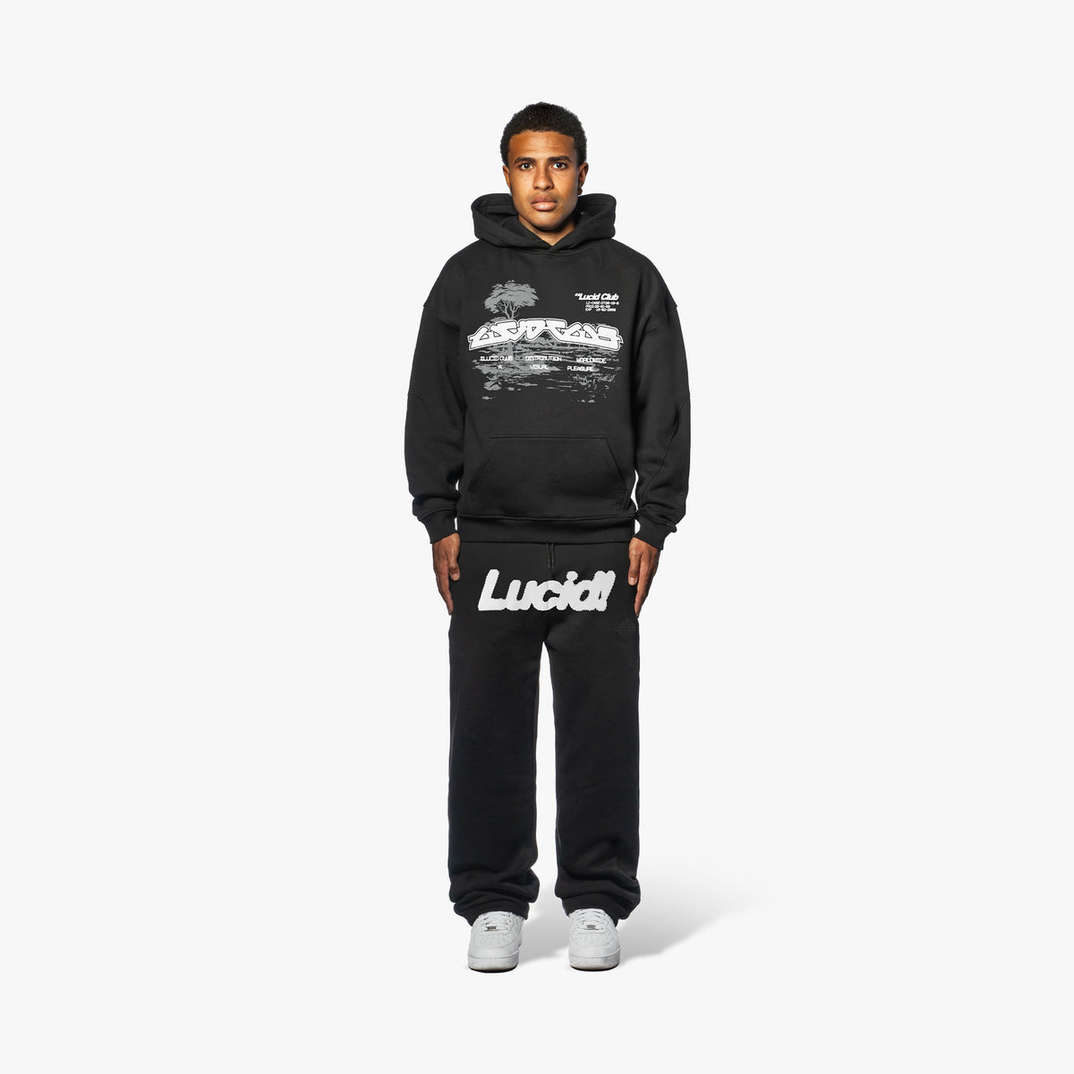 Lucid! Sweatpants Black/White am Model, Vorderansicht mit schwarzem Hoodie