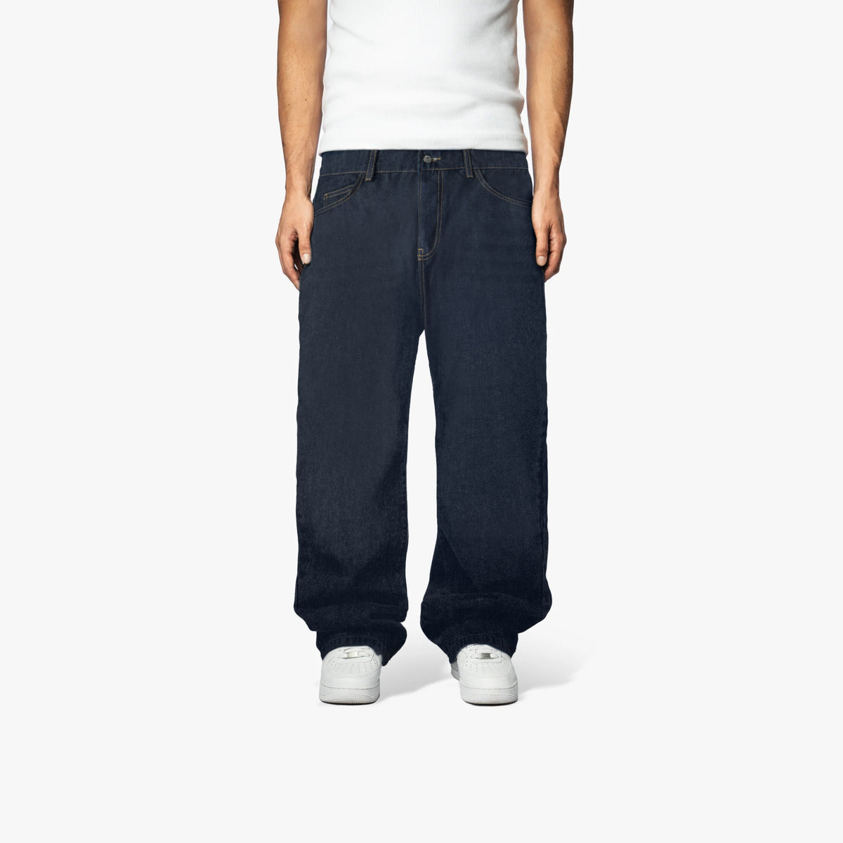 Star Denim Raw Blue am Model, Vorderansicht mit weißem Shirt