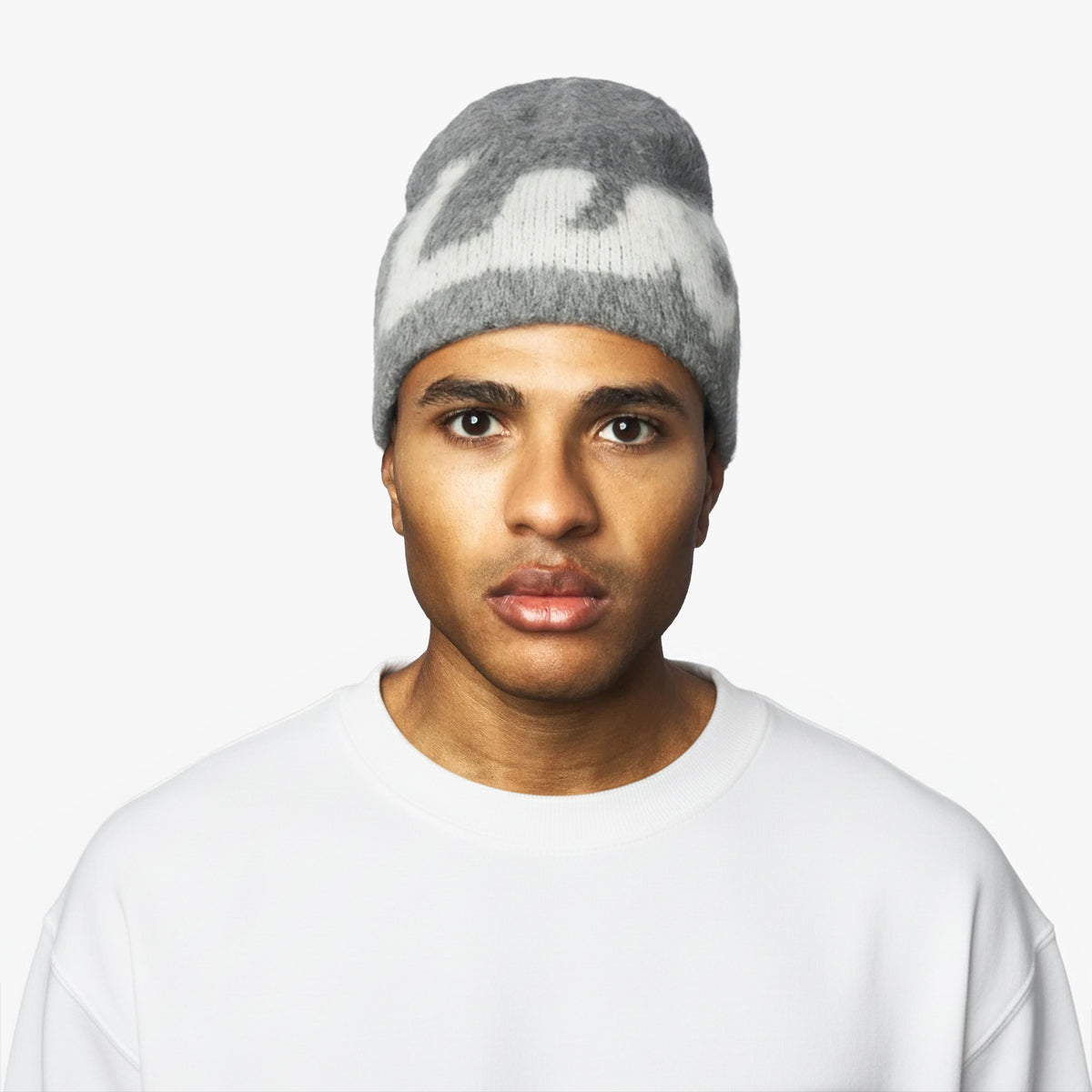 Lucid! Beanie Haze Grey am Model, Porträt