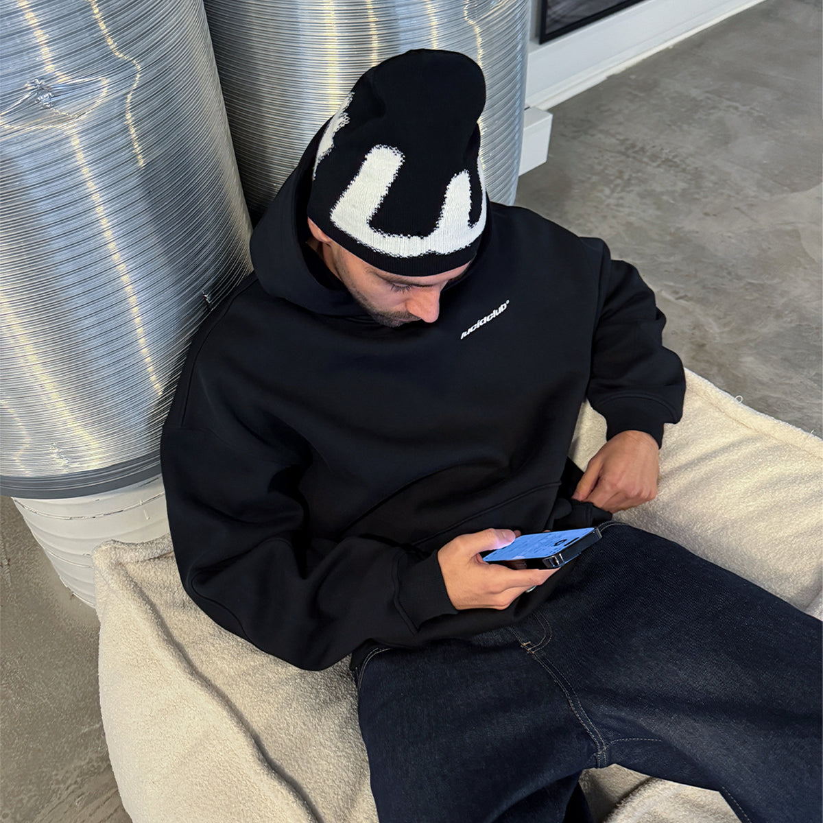 Lucid! Beanie Black Ice am Model mit schwarzem Hoodie