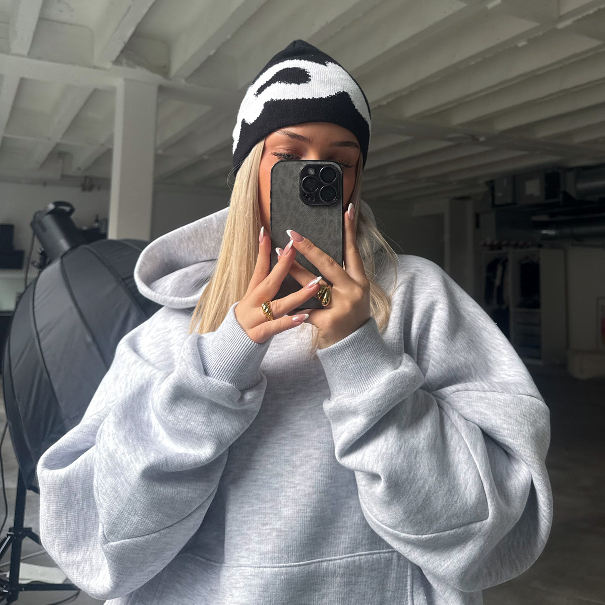 Lucid! Beanie Black Ice am weiblichen Model, Spiegel-Selfie