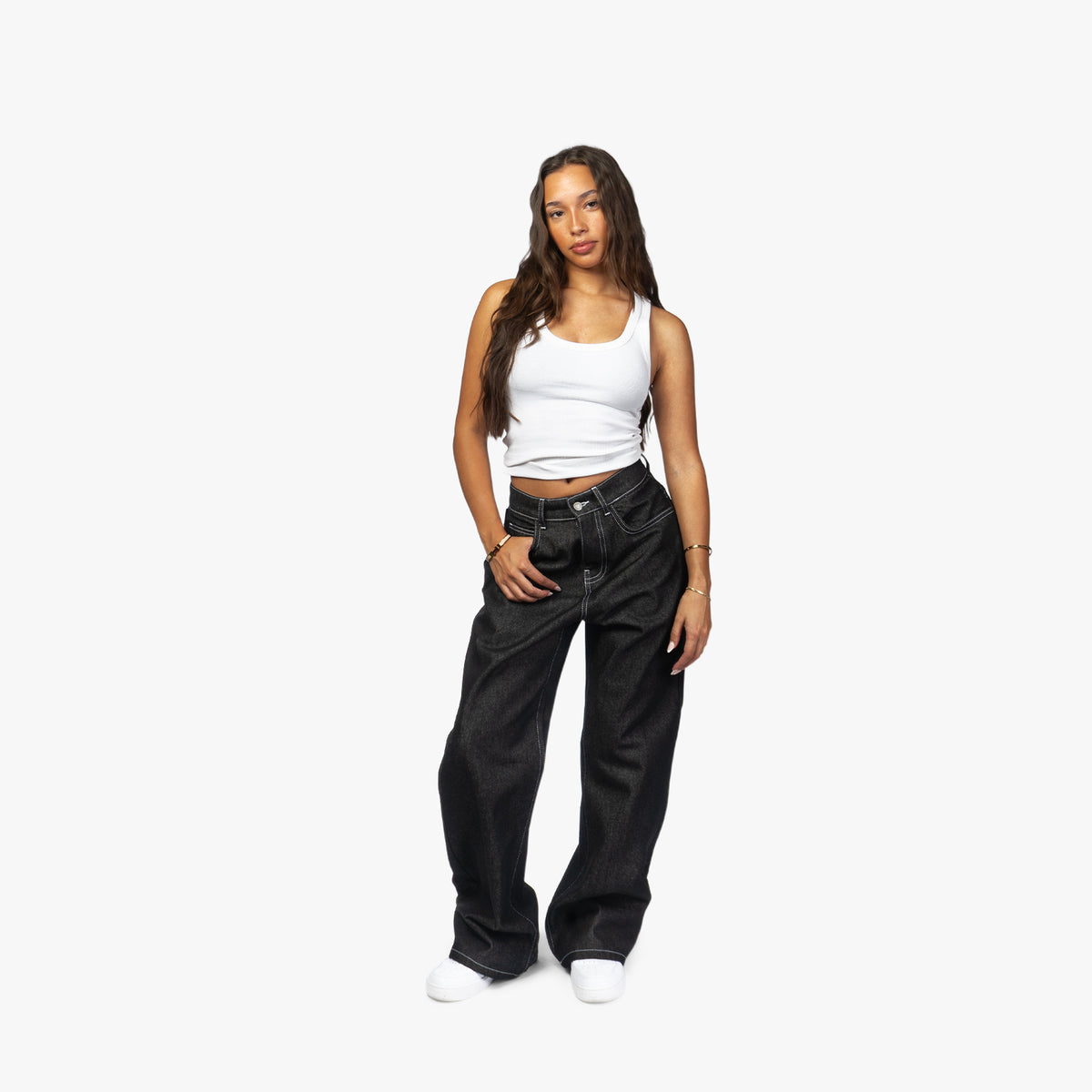 Star Denim Raw Black am weiblichen Model mit weißem Top