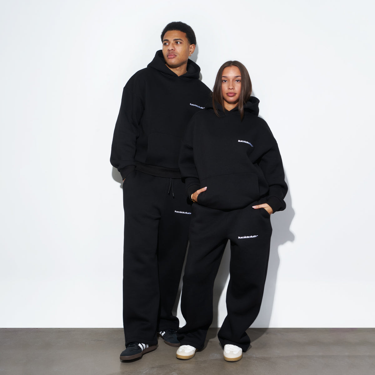 Cozy Tracksuit Black, Hoodie und Jogginghose in Schwarz an zwei Models