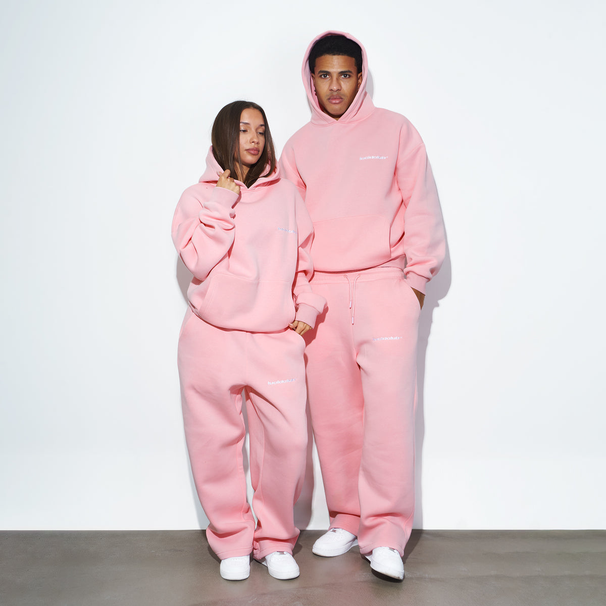 Cozy Tracksuit Pink, Hoodie und Jogginghose in Pink an zwei Models