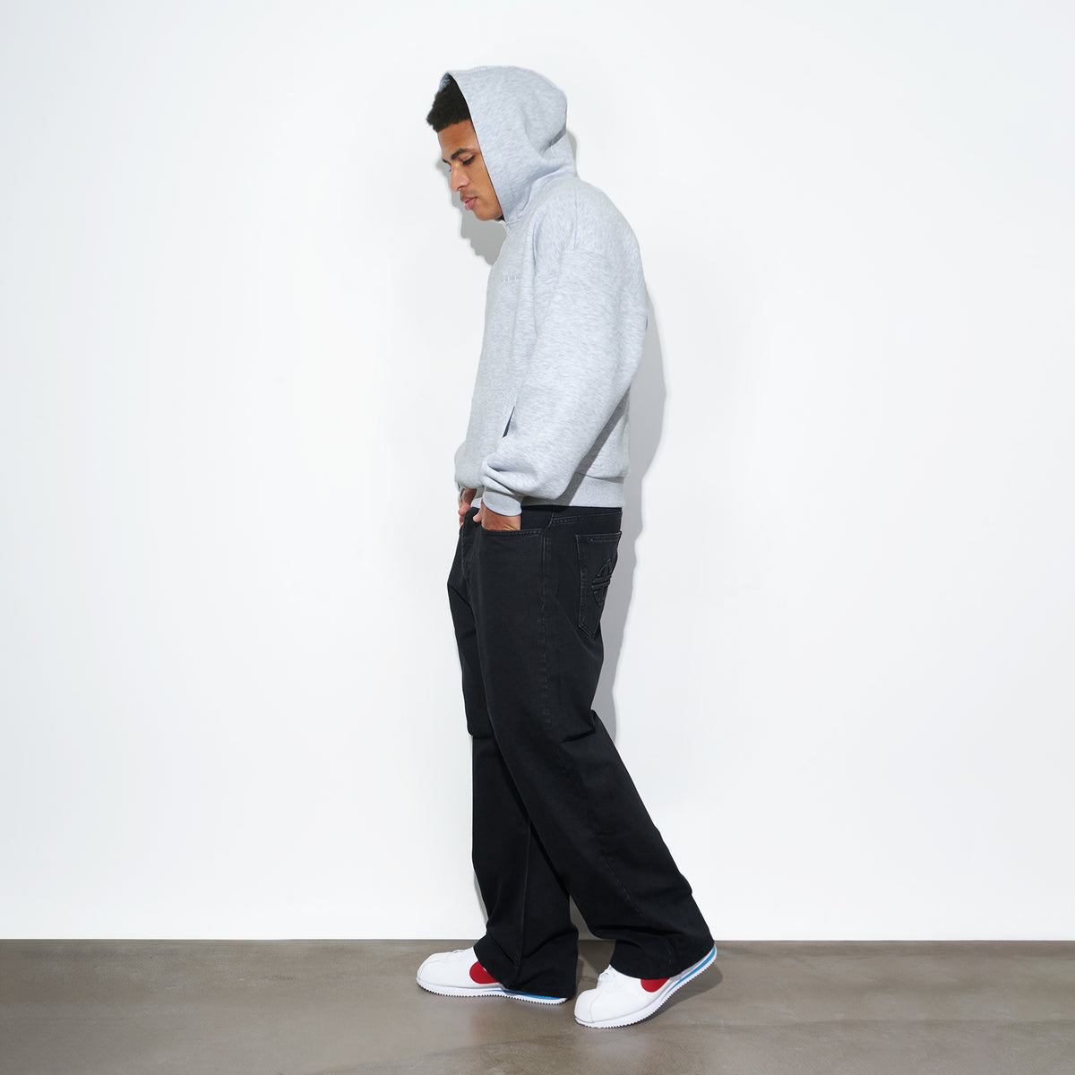 Star Denim Basic Black am Model, Seitenansicht