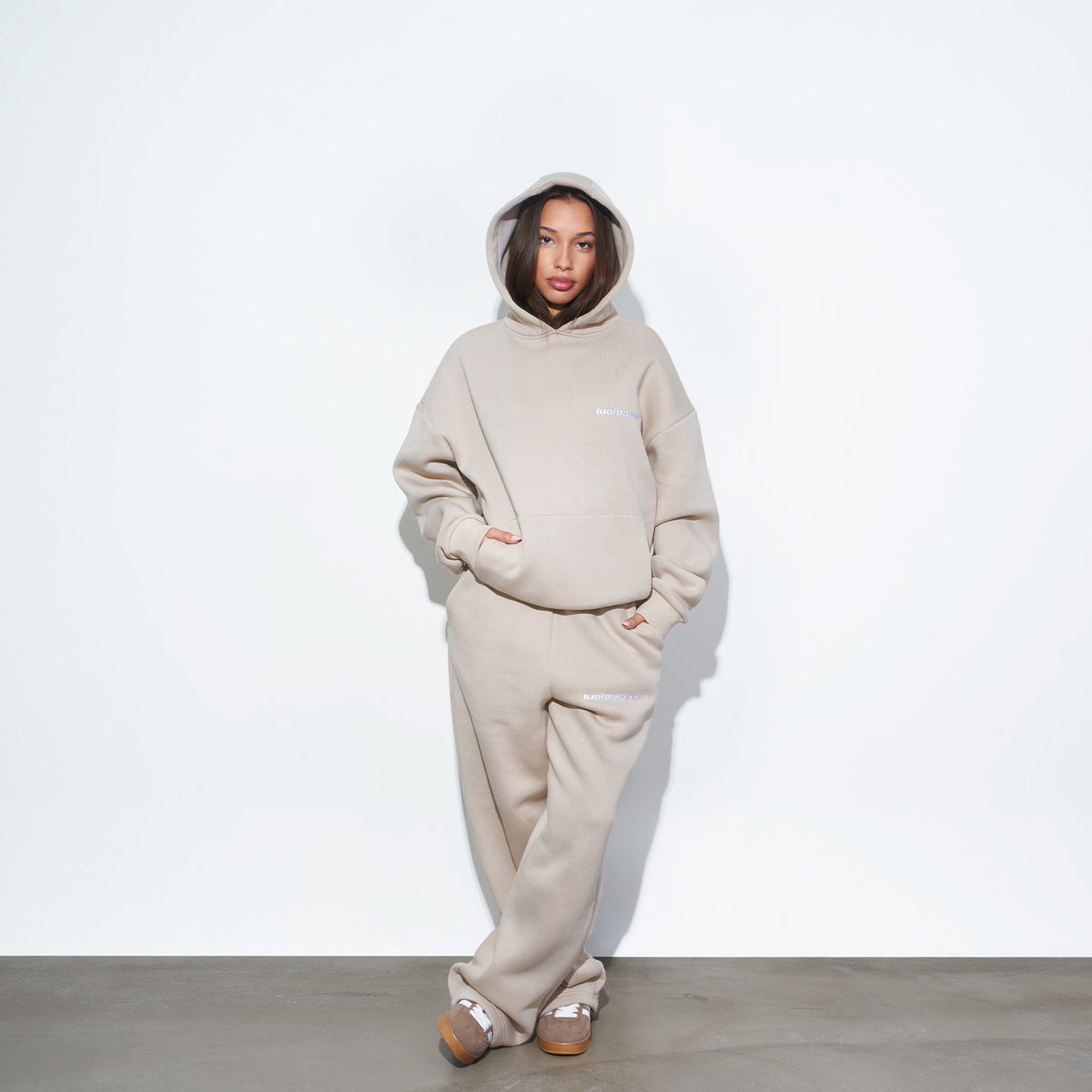 Cozy Tracksuit Cream, Hoodie und Jogginghose in Creme am weiblichen Model, Vorderansicht