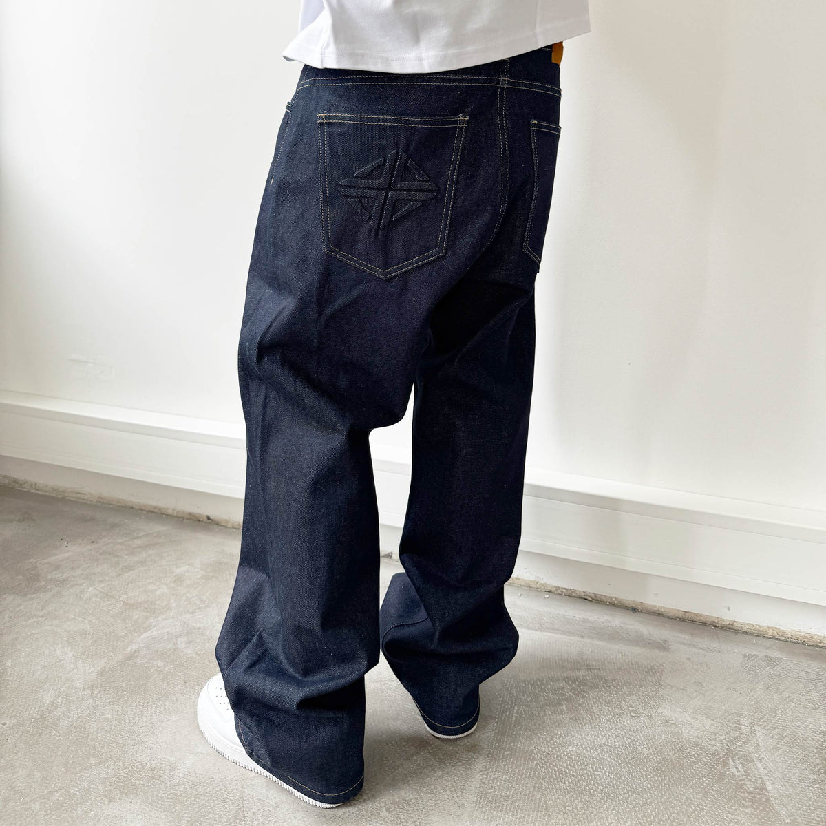 Star Denim Raw Blue am Model, Seitenansicht