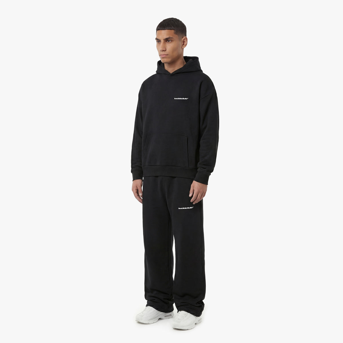 Cozy Tracksuit Black am Model, 186 cm, trägt L. Hoodie und Jogginghose in Schwarz, Seitenansicht