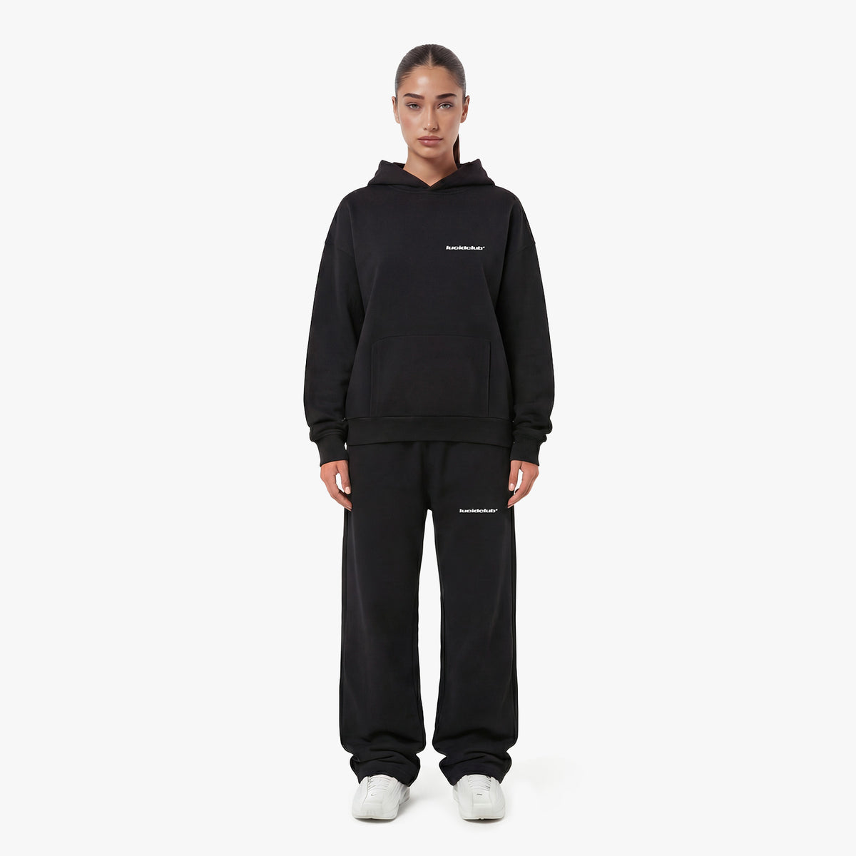 Cozy Tracksuit Black am Model, 159 cm, trägt XS. Hoodie und Jogginghose in Schwarz, Vorderansicht