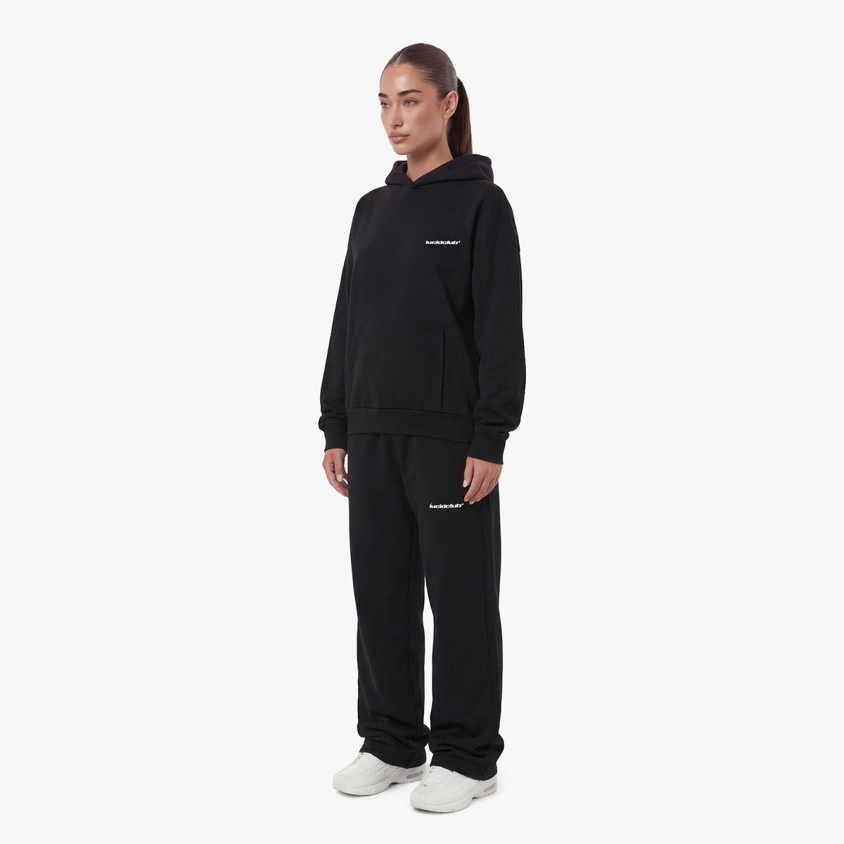 Cozy Tracksuit Black am Model, 159 cm, trägt XS. Hoodie und Jogginghose in Schwarz, Seitenansicht