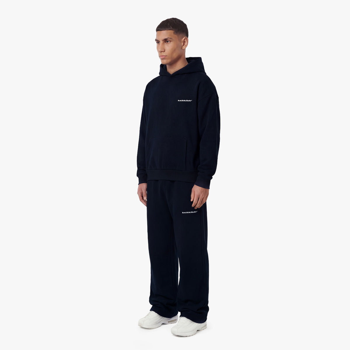 Cozy Tracksuit Navy Blue am Model, 186 cm, trägt L. Hoodie und Jogginghose in Navy Blau, Seitenansicht