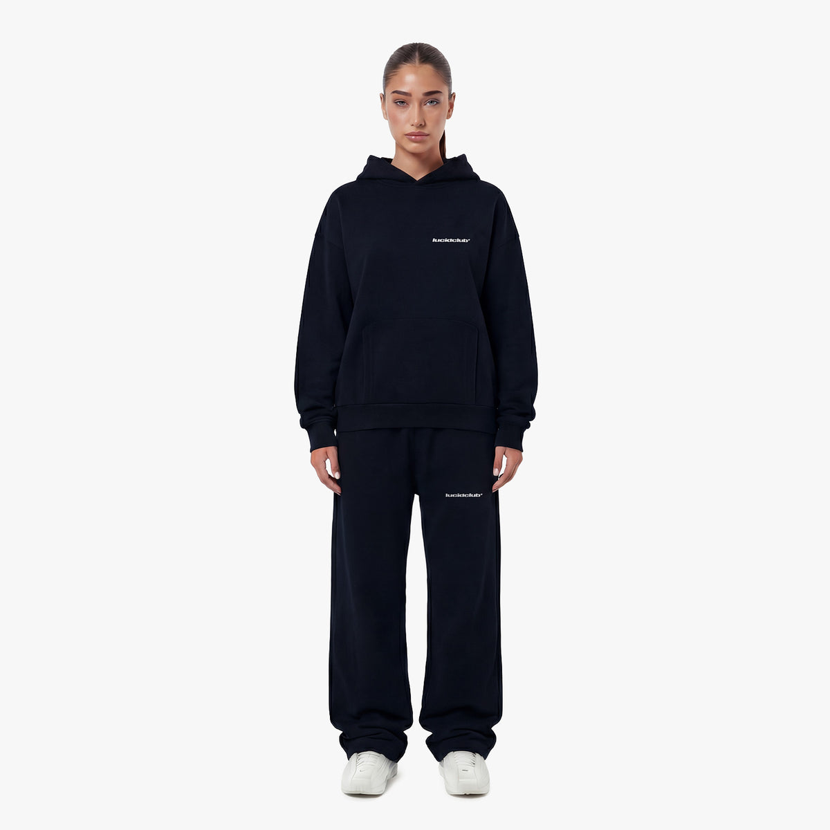 Cozy Tracksuit Navy Blue am Model, 159 cm, trägt XS. Hoodie und Jogginghose in Navy Blau, Vorderansicht