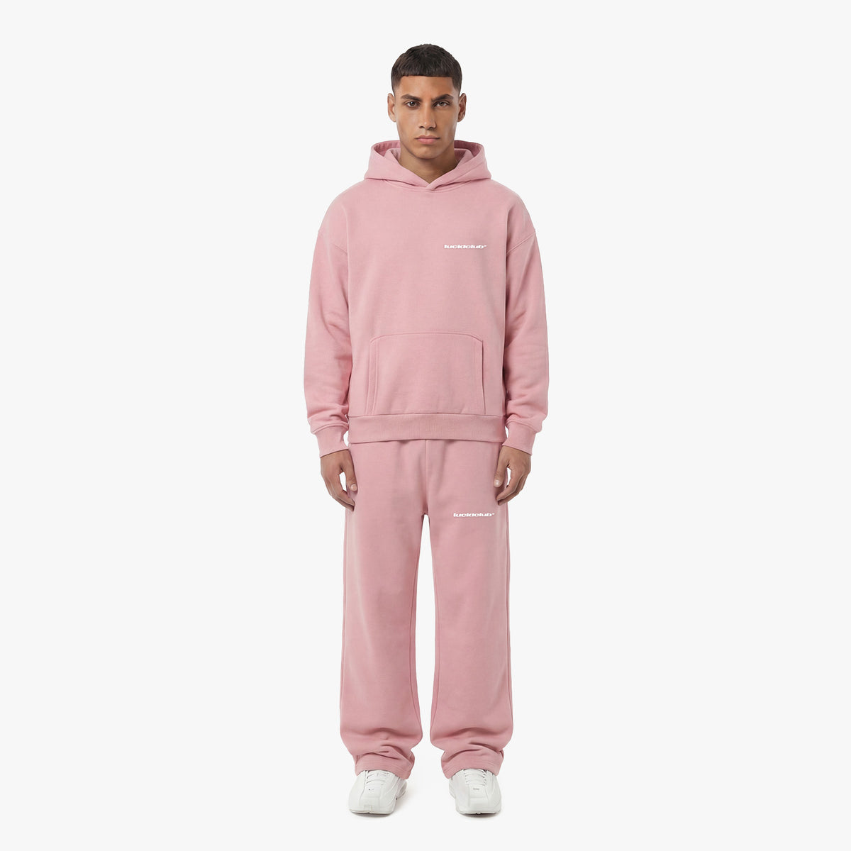 Cozy Tracksuit Pink am Model, 186 cm, trägt L. Hoodie und Jogginghose in Pink, Vorderansicht