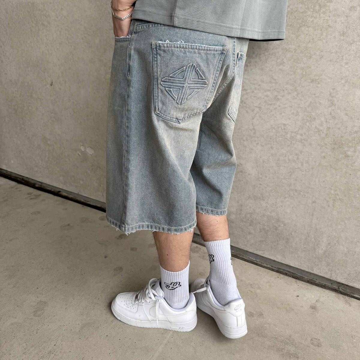 Star Denim Jorts Sahara Sky on model, side view