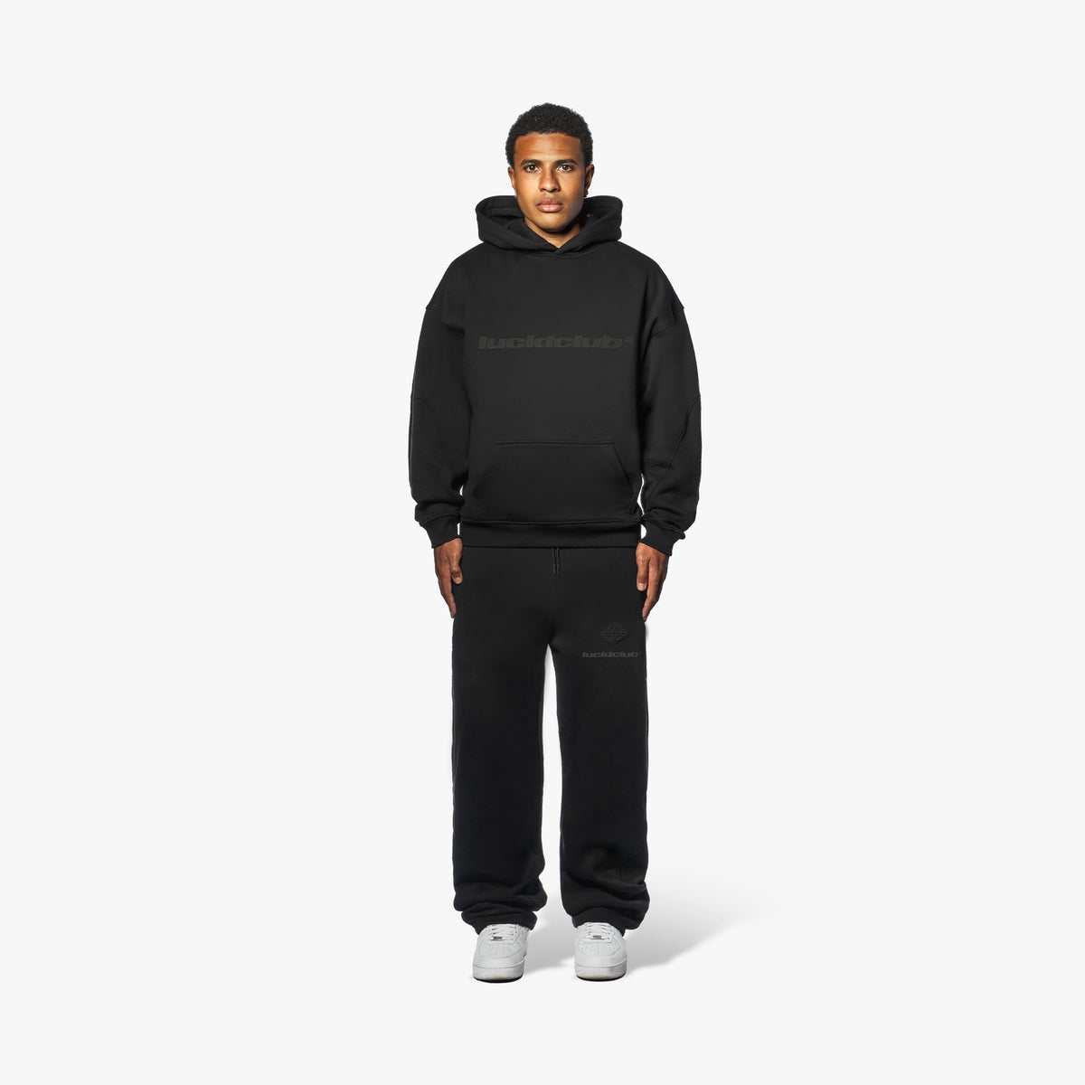 Logo Sweatpants Pure Black am Model, Vorderansicht mit schwarzem Hoodie