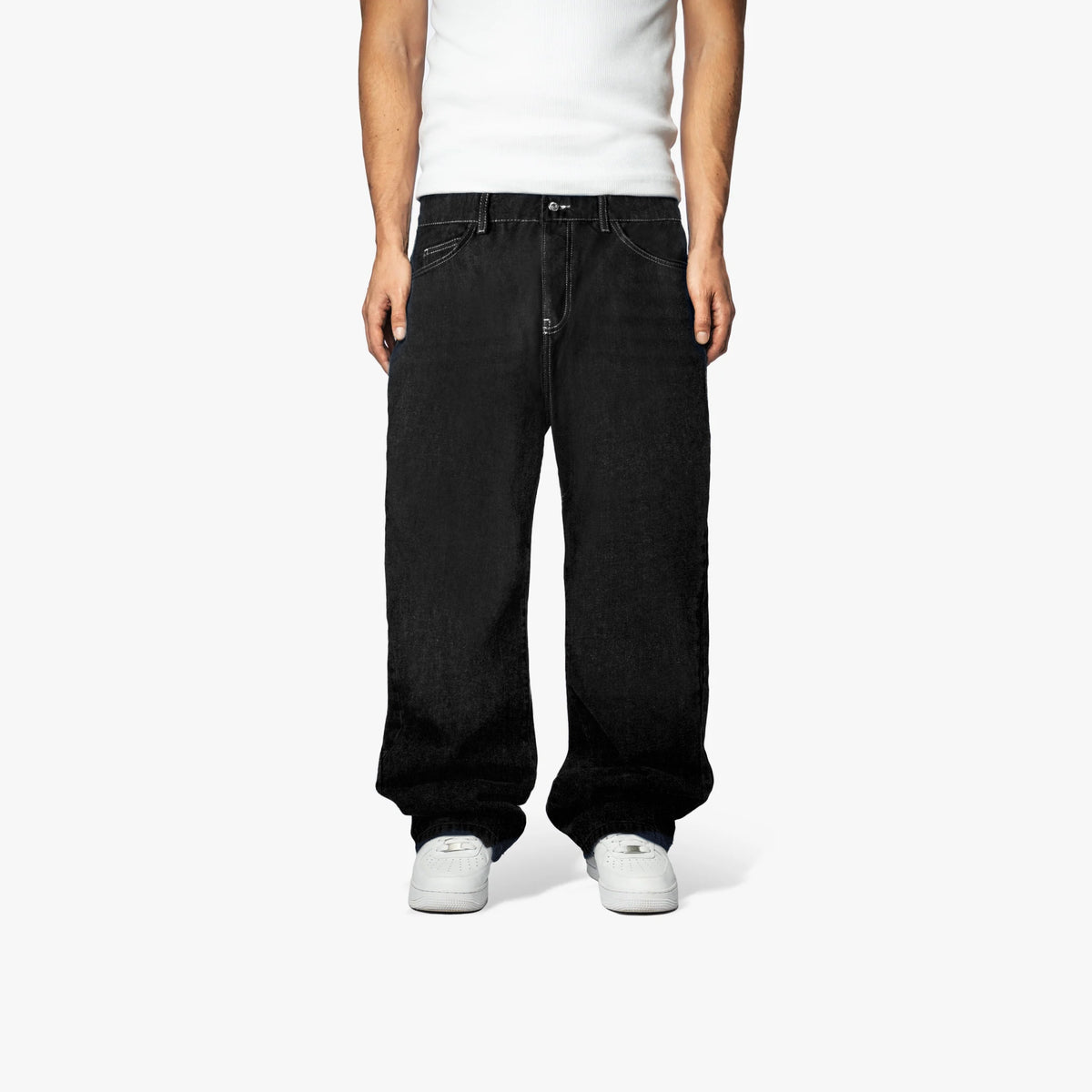 Star Denim Raw Black am Model, Vorderansicht mit weißem Shirt