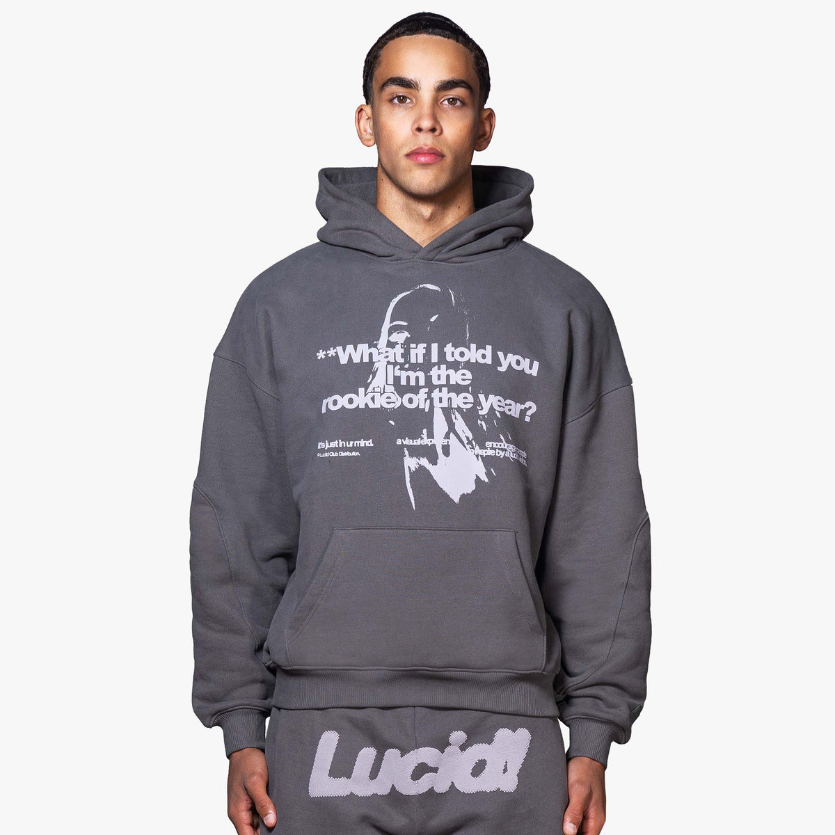 Rookie Hoodie in Grau am Model, Vorderansicht