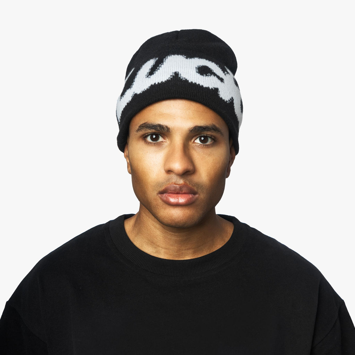 Lucid! Beanie Black Ice am Model, Porträt
