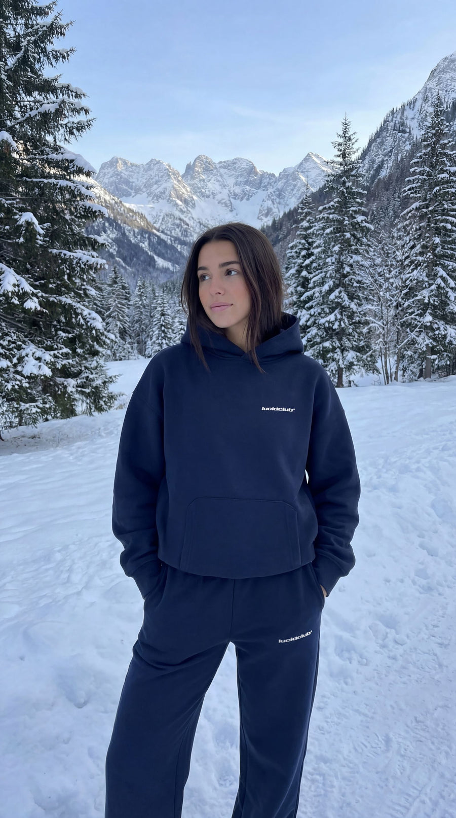 Creatorin im Cozy Tracksuit in Navy Blue im Schnee