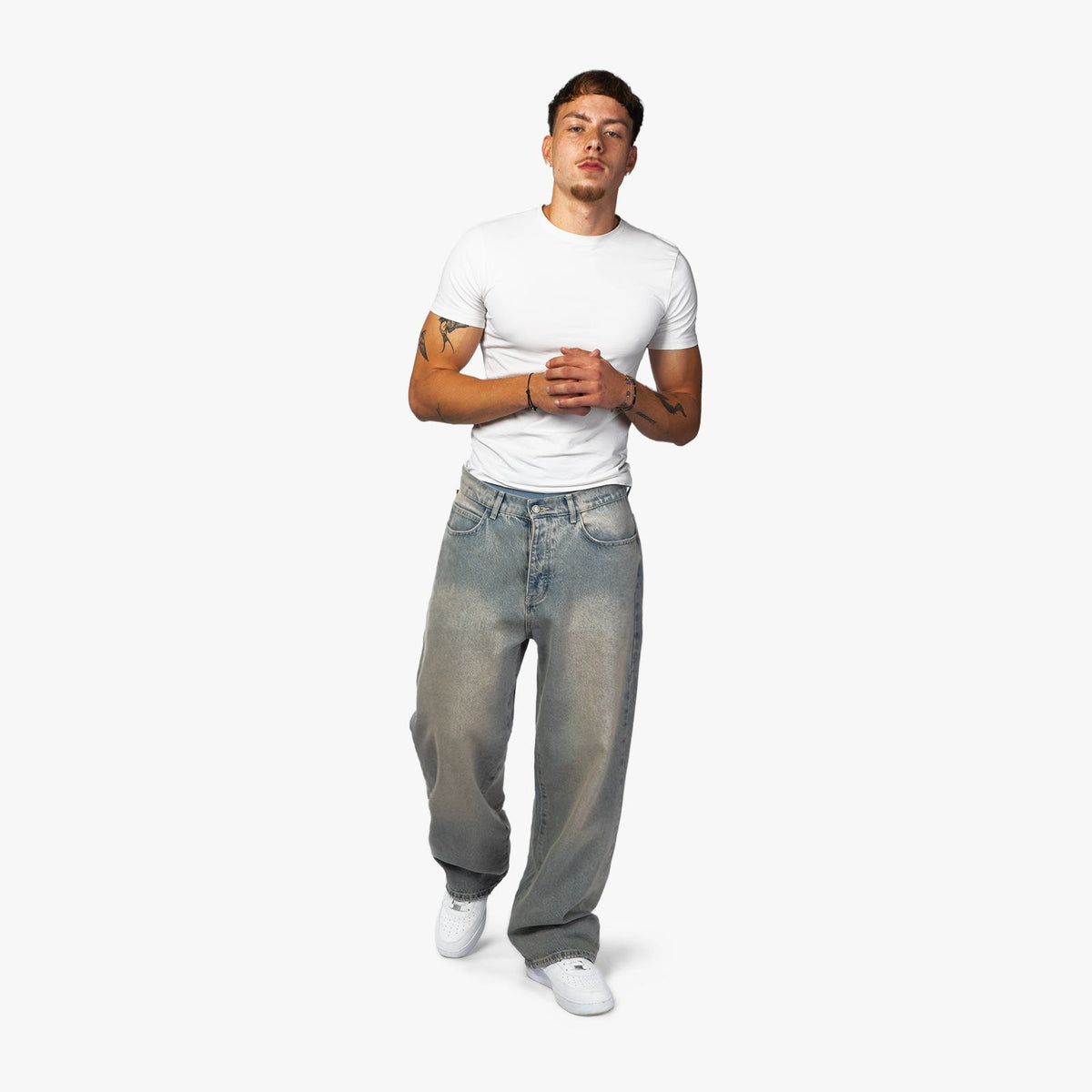 Model in Star Denim Sahara Sky und weißem Shirt