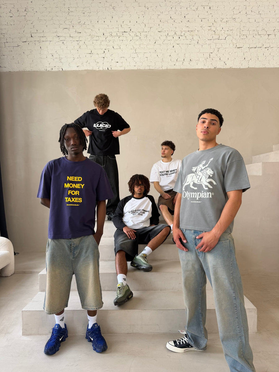 Vier Freunde auf einer Treppe in Lucid Club Pieces