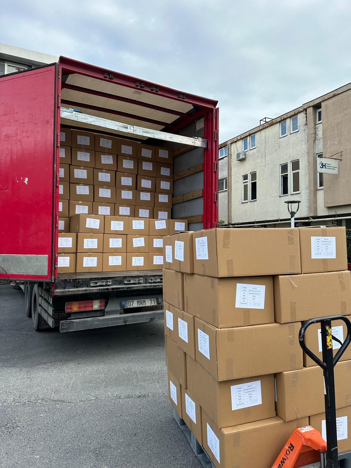Lkw wird mit Lucid Club Kartons beladen