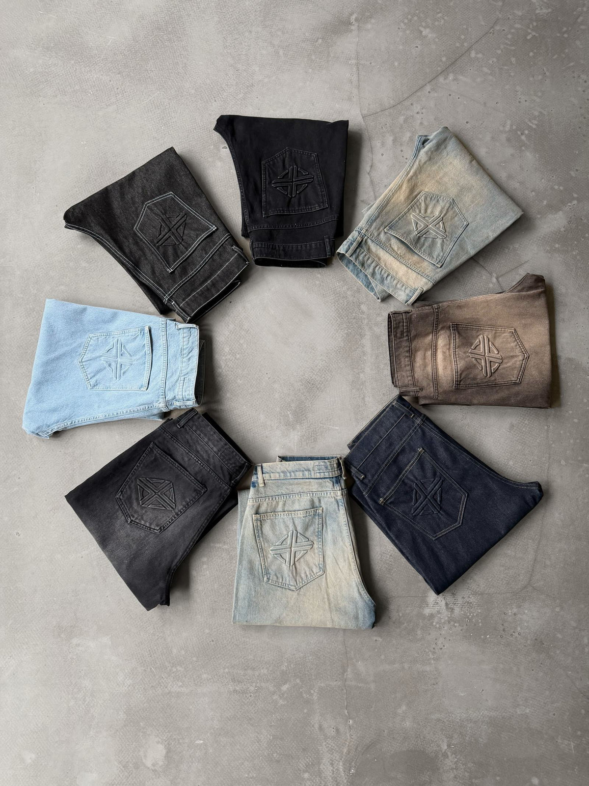 Star Denim in 8 Waschungen im Kreis auf Beton gelegt