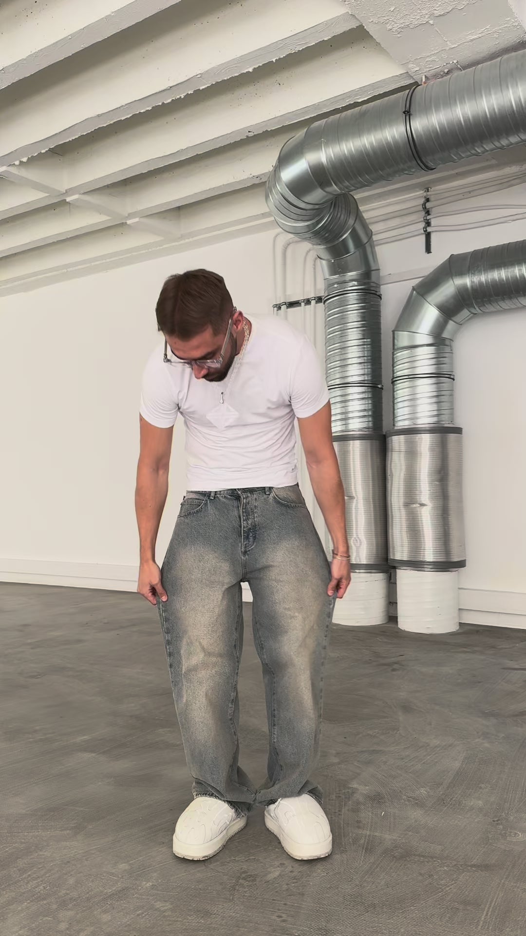 Star Denim in heller Waschung mit weißem Shirt