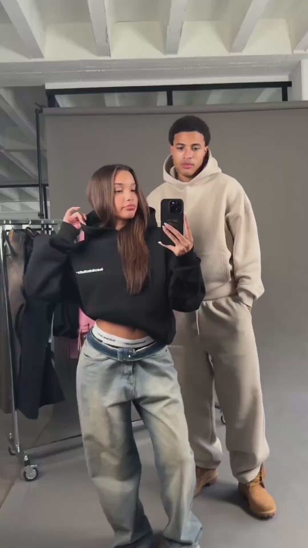 Cozy Hoodie Black und Star Denim im Studio