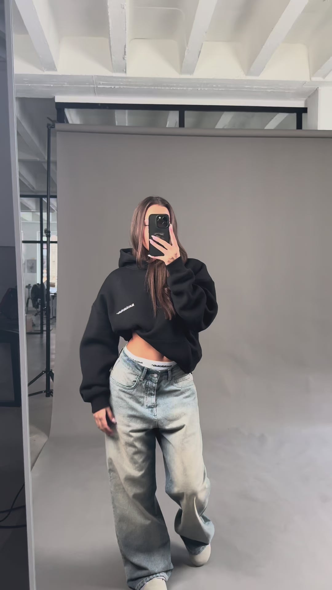 Star Denim in heller Waschung mit schwarzem Hoodie